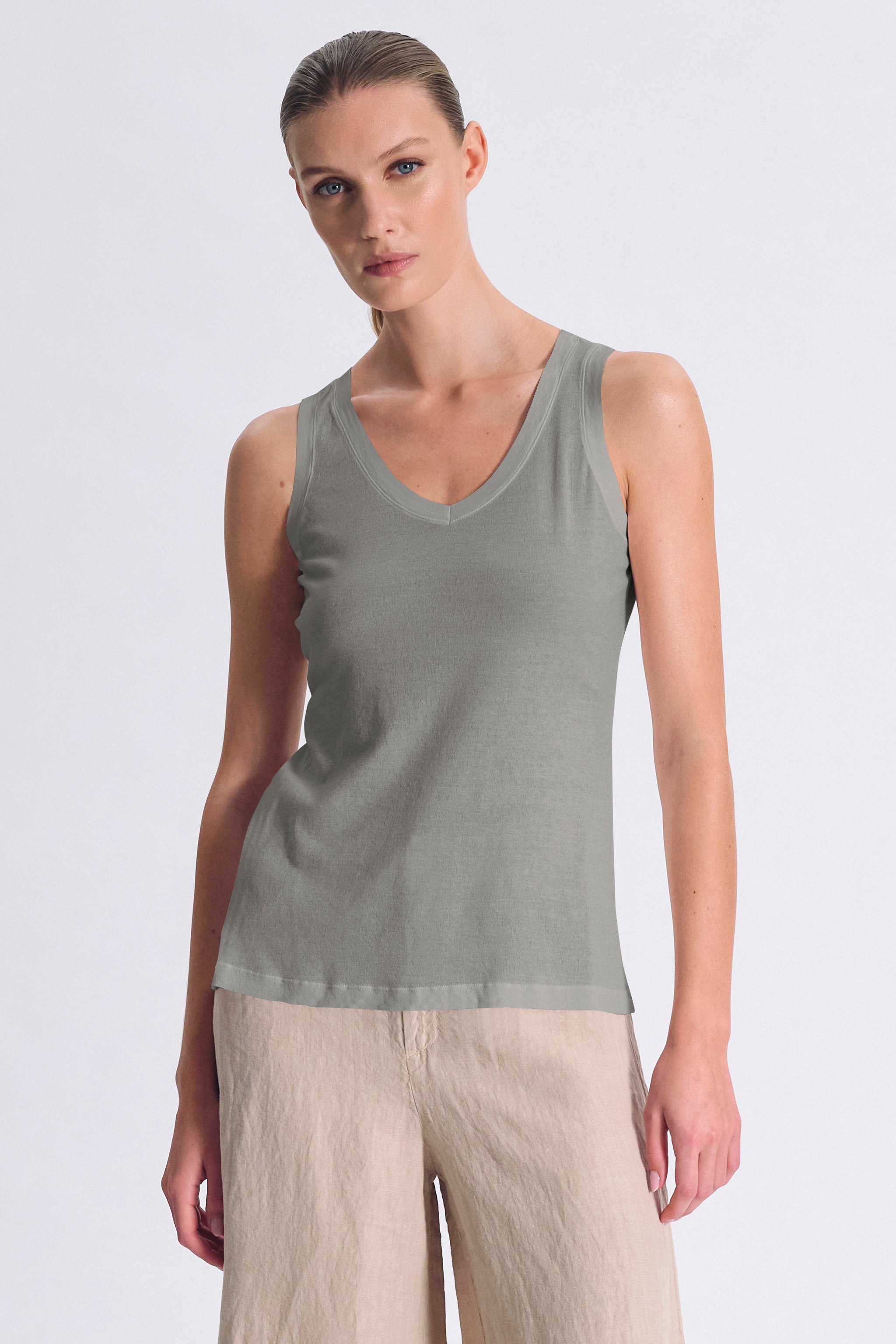 Slim fit V-neck tank top in cotton crepe jersey with contrasting