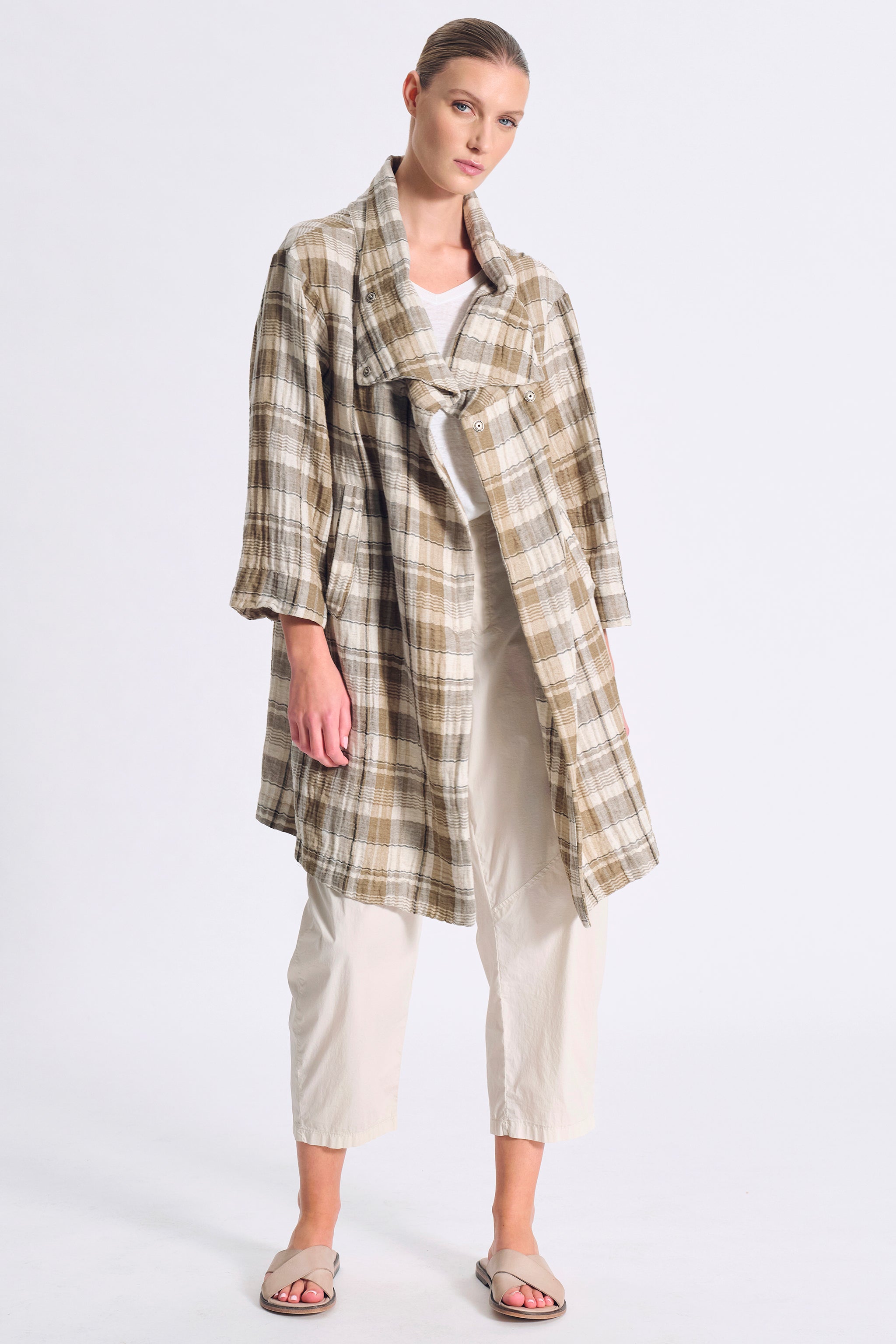 Wide double-breasted duster coat with high collar in checked