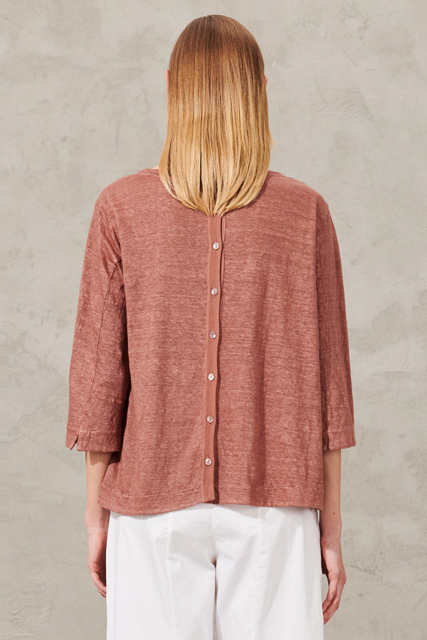 Oversize 3/4 sleeve t-shirt in linen jersey. mother-of-pearl buttons on the back | 1011.CFDTRWK203.07