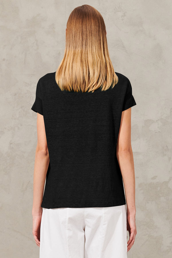 V-neck t-shirt in linen jersey with knitted inserts on the neck and sleeves | 1011.CFDTRWK208.10