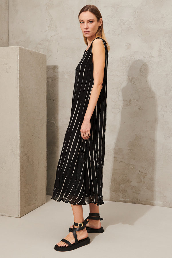 Long flared sleeveless dress in printed striped viscose creponne | 1012.CFDTRXD132.110