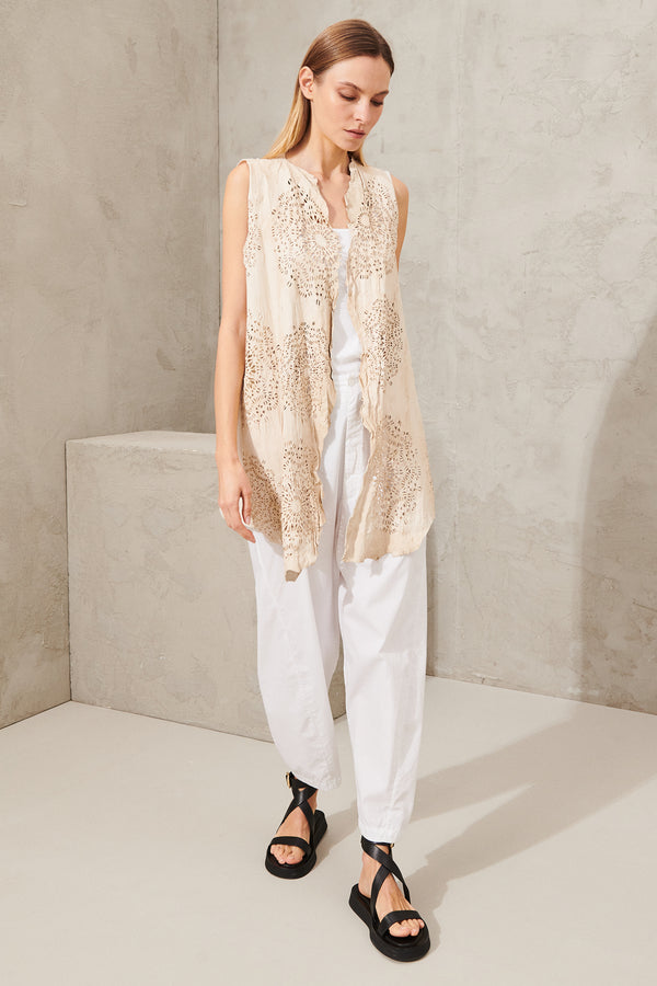 Long raw cut leather waistcoat with floral pattern and linen back | 1012.CFDTRXO241.01