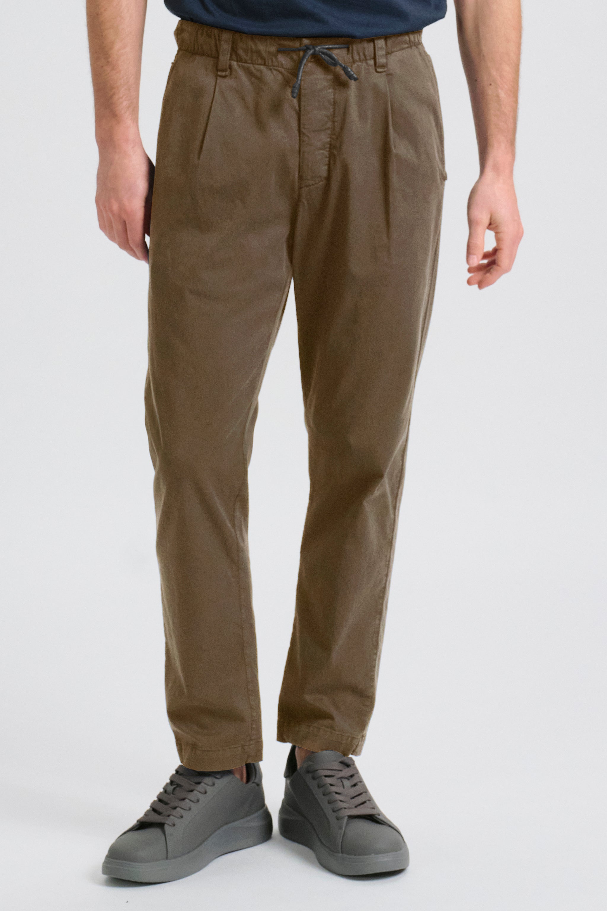 Loose-fit chino trousers in stretch cotton and tencel with elastic