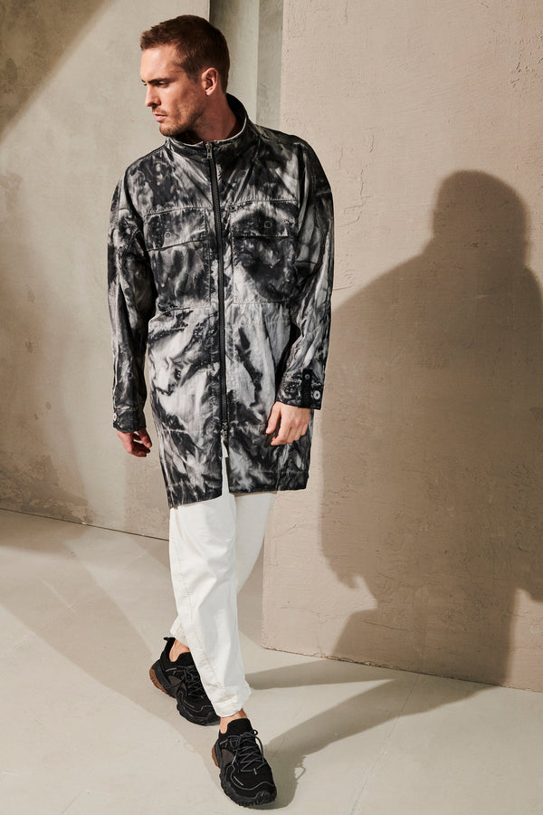Oversized parka taidai effect in nylon twill with linen inserts. reversible hood to pack the garment | 1011.CFUTRWO245EC.U310