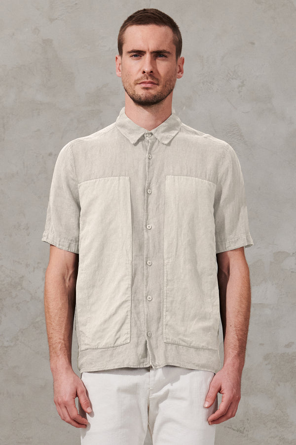 Loose-fit short-sleeved linen shirt with linen-cotton twill inserts and patch pocket | 1011.CFUTRWV311.U02