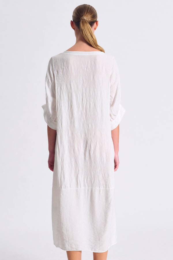 Egg-shaped viscose twill dress. Hemmed collar with a vent in the middle. Balloon sleeves. Regular shoulders. Pockets on the sides | 1017.CFDTDC-5105.105