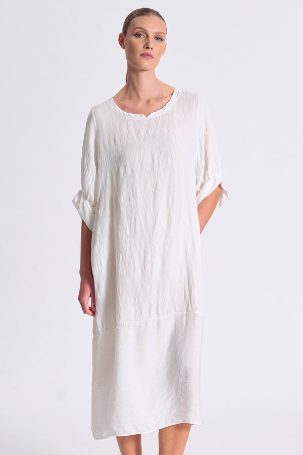 Egg-shaped viscose twill dress. Hemmed collar with a vent in the middle. Balloon sleeves. Regular shoulders. Pockets on the sides | 1017.CFDTDC-5105.105