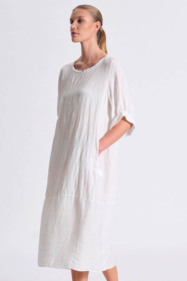 Kleid aus Viskose-Twill mit Eggshape-Linie. Kragen mit italienischem Anschlag, mittig geschlitzt, Ballonärmel, normal geschnittene Schulterpartie, eingesetzte Hüfttaschen | 1017.CFDTDC-5105.105