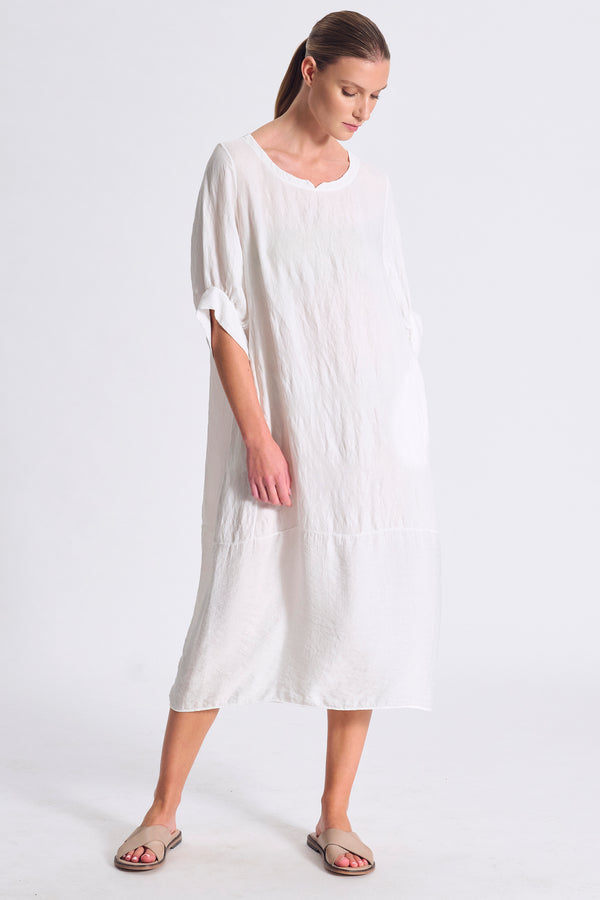 Kleid aus Viskose-Twill mit Eggshape-Linie. Kragen mit italienischem Anschlag, mittig geschlitzt, Ballonärmel, normal geschnittene Schulterpartie, eingesetzte Hüfttaschen | 1017.CFDTDC-5105.105