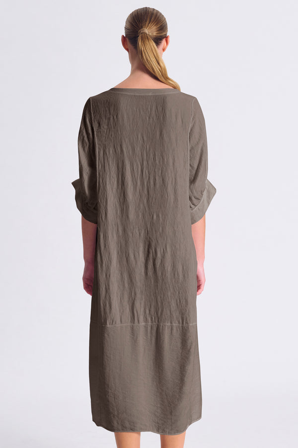 Egg-shaped viscose twill dress. Hemmed collar with a vent in the middle. Balloon sleeves. Regular shoulders. Pockets on the sides | 1017.CFDTDC-5105.490