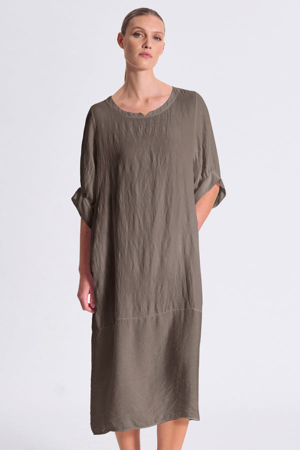 Egg-shaped viscose twill dress. Hemmed collar with a vent in the middle. Balloon sleeves. Regular shoulders. Pockets on the sides | 1017.CFDTDC-5105.490