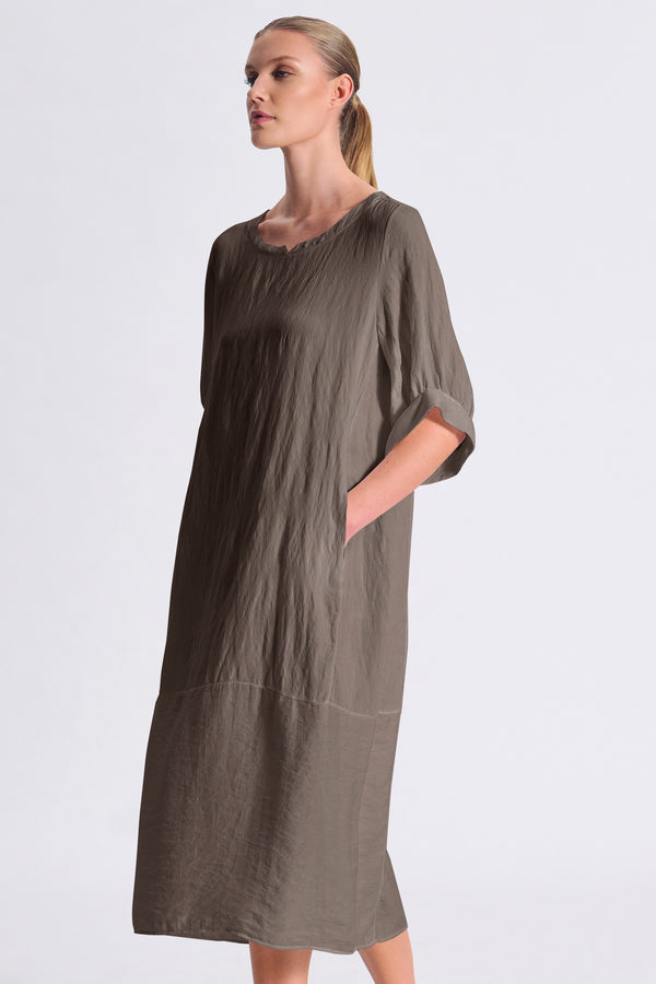 Kleid aus Viskose-Twill mit Eggshape-Linie. Kragen mit italienischem Anschlag, mittig geschlitzt, Ballonärmel, normal geschnittene Schulterpartie, eingesetzte Hüfttaschen | 1017.CFDTDC-5105.490