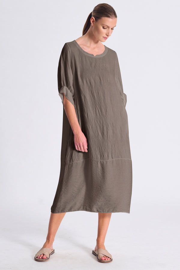 Kleid aus Viskose-Twill mit Eggshape-Linie. Kragen mit italienischem Anschlag, mittig geschlitzt, Ballonärmel, normal geschnittene Schulterpartie, eingesetzte Hüfttaschen | 1017.CFDTDC-5105.490