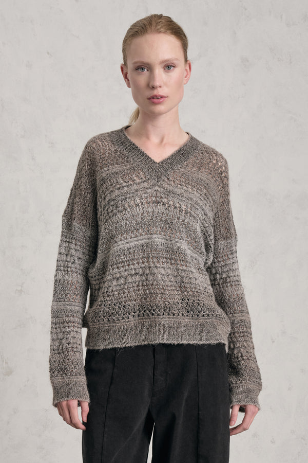 Pullover mit V-Ausschnitt aus bedrucktem Alpaka-Mix-Garn mit schattierter Optik und Ajourmuster im Häkellook | 1019.CFDTDE-0603.135