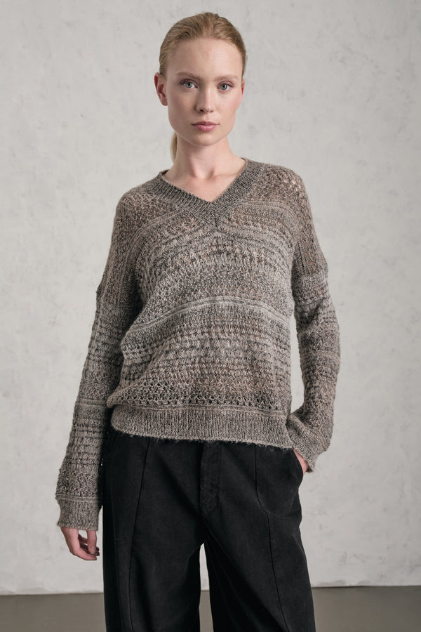 Pullover mit V-Ausschnitt aus bedrucktem Alpaka-Mix-Garn mit schattierter Optik und Ajourmuster im Häkellook | 1019.CFDTDE-0603.135
