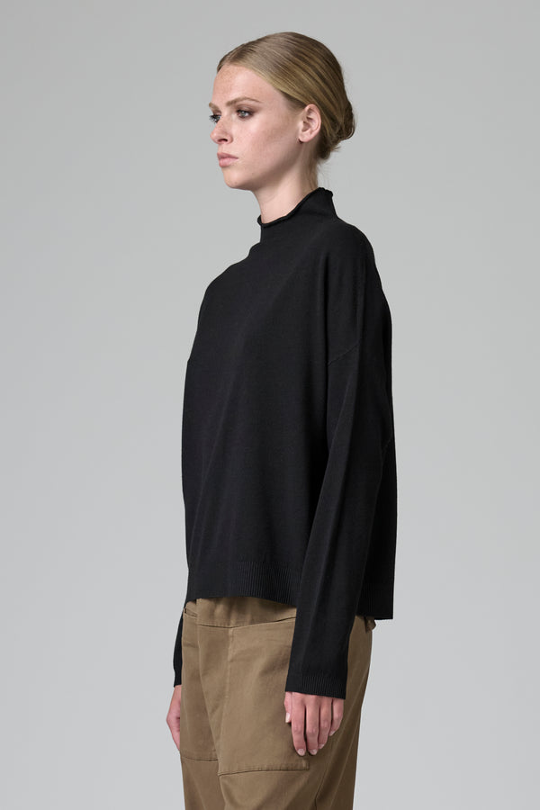 Maglia oversize in viscosa e lana. linea a scatola, collo a vulcano | 1016.CFDTRB11463.10