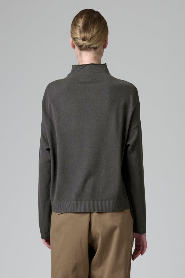 Maglia oversize in viscosa e lana. linea a scatola, collo a vulcano | 1016.CFDTRB11463.12