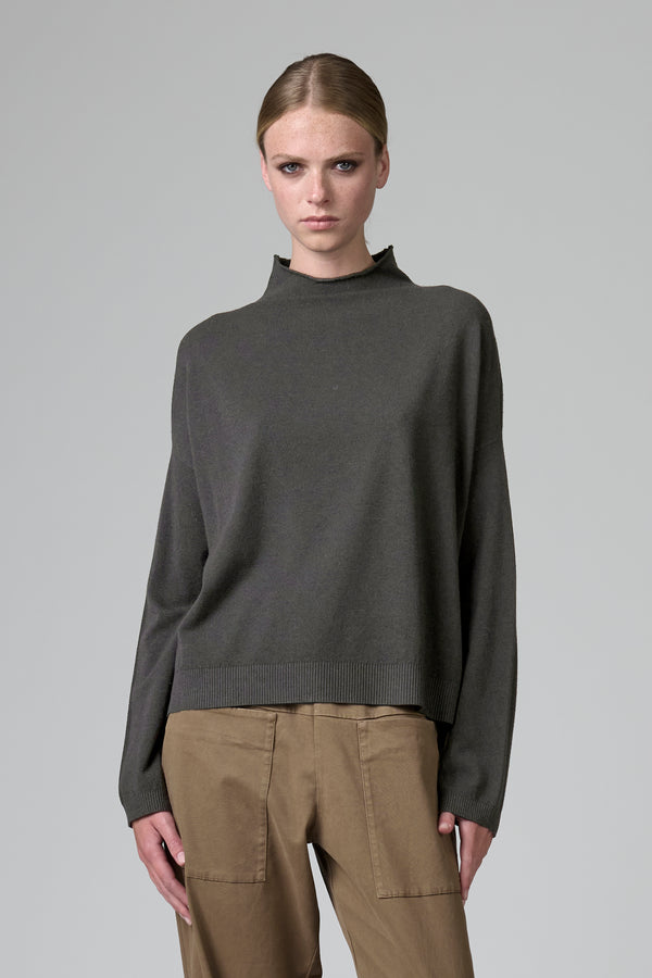 Maglia oversize in viscosa e lana. linea a scatola, collo a vulcano | 1016.CFDTRB11463.12