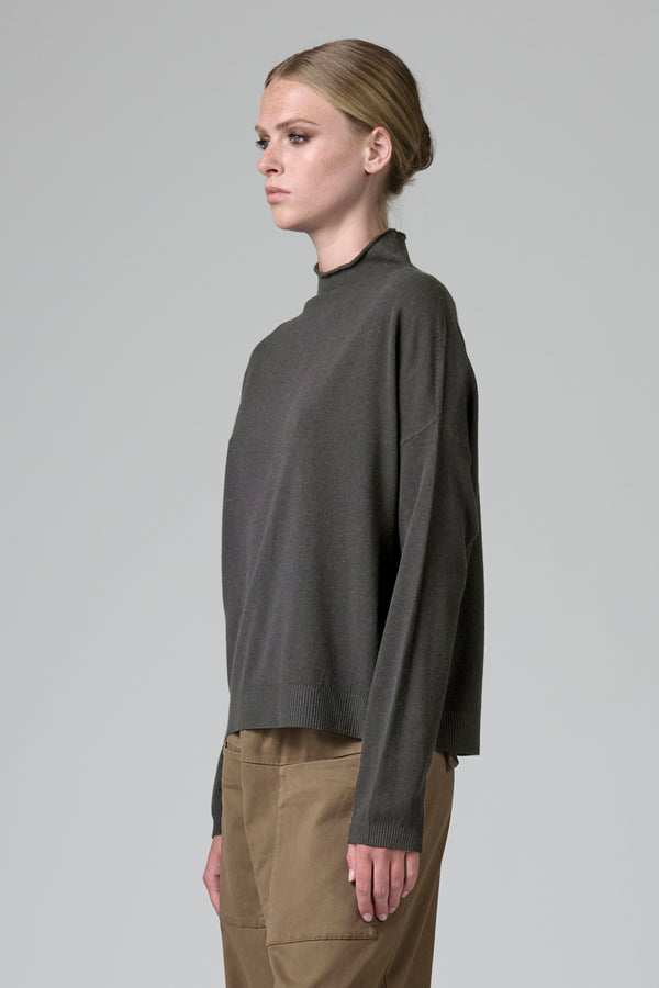 Maglia oversize in viscosa e lana. linea a scatola, collo a vulcano | 1016.CFDTRB11463.12