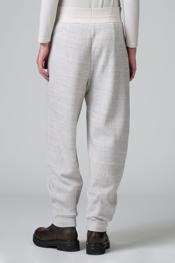 Pantalone comfort fit stretto al fondo da polsini e pince in maglia di lana e cotone microfantasia | 1016.CFDTRB8433.01