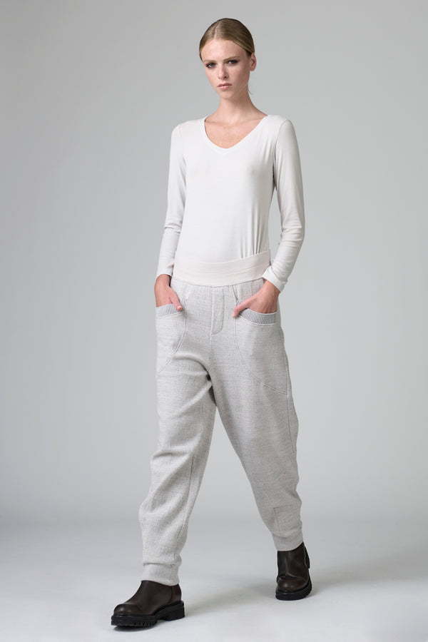 Pantalone comfort fit stretto al fondo da polsini e pince in maglia di lana e cotone microfantasia | 1016.CFDTRB8433.01