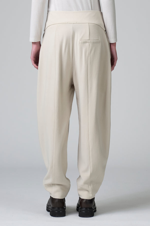 Pantalone linea bombé con baschina abbottonata e pinces sul davanti in lana e viscosa stretch | 1016.CFDTRBC123.01