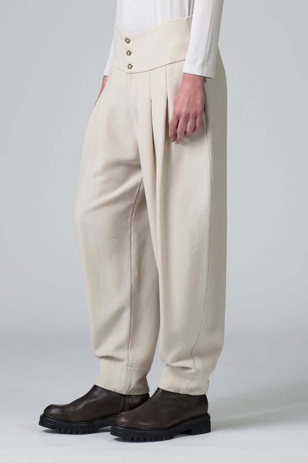 Pantalone linea bombé con baschina abbottonata e pinces sul davanti in lana e viscosa stretch | 1016.CFDTRBC123.01