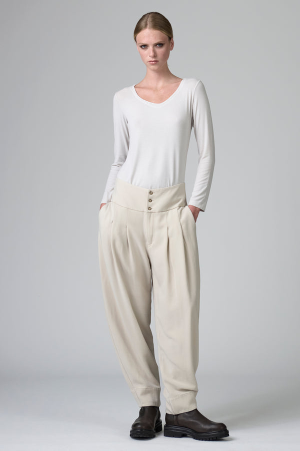 Pantalone linea bombé con baschina abbottonata e pinces sul davanti in lana e viscosa stretch | 1016.CFDTRBC123.01