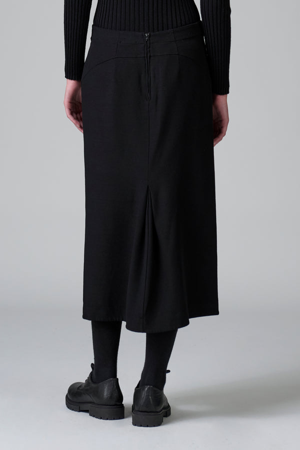 Shaped lined skirt in stretch wool and viscose with mid back folding | 1016.CFDTRBC125.10