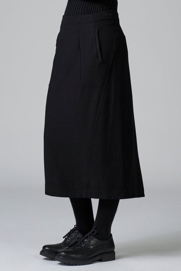 Shaped lined skirt in stretch wool and viscose with mid back folding | 1016.CFDTRBC125.10