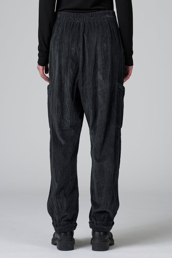 Pantalone cargo comfort fit a cavallo basso in costina di velluto di viscosa e cotone stretch goffrato | 1016.CFDTRBP254.13