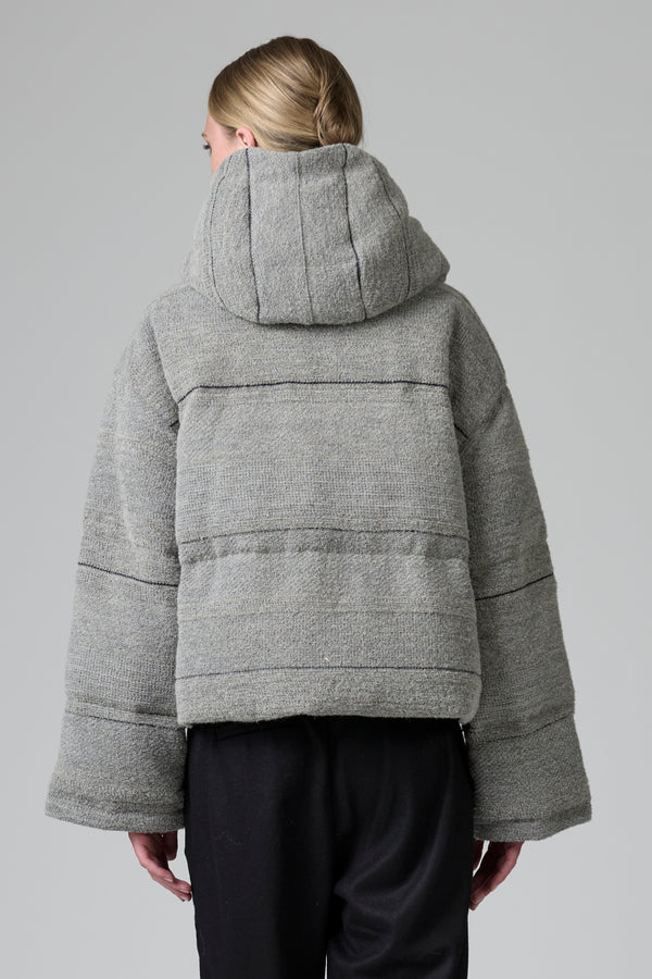 Piumino corto imbottito in piuma d'oca con cappuccio in maglia fantasia a fasce | 1016.CFDTRBS281.21