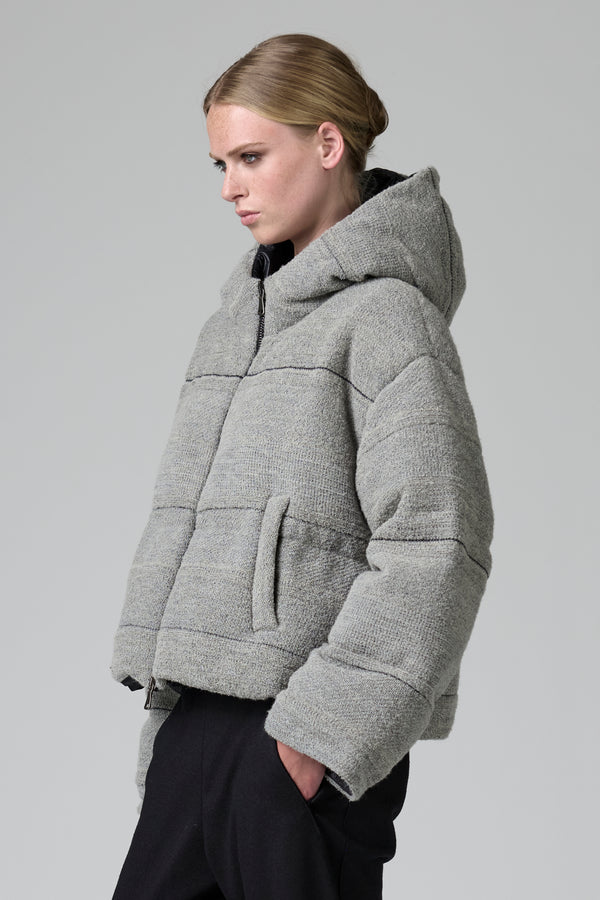 Piumino corto imbottito in piuma d'oca con cappuccio in maglia fantasia a fasce | 1016.CFDTRBS281.21