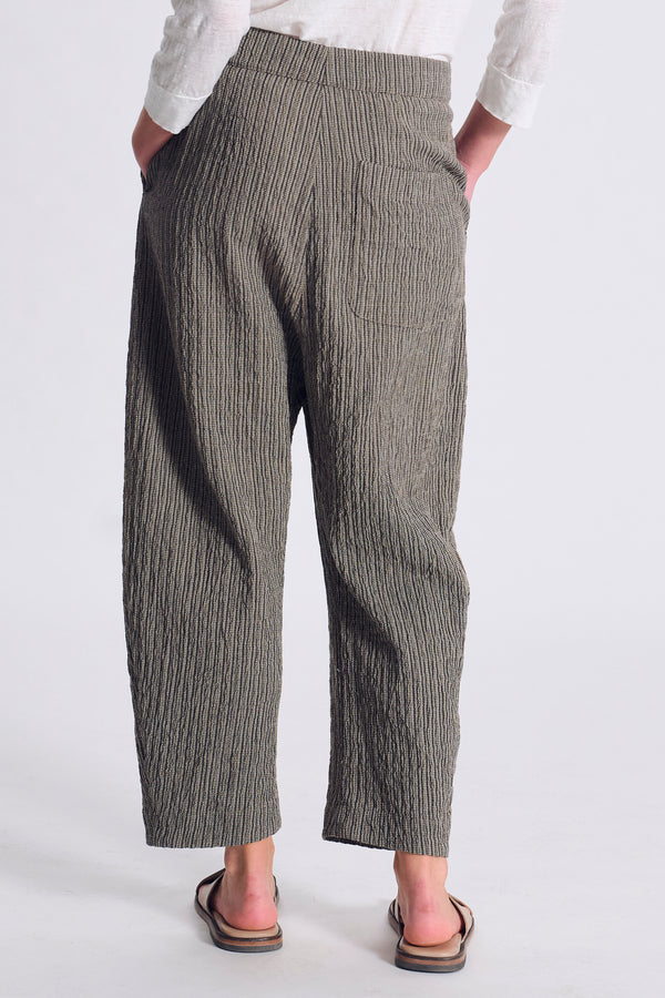 Pantalone dalla linea ampia e cavallo basso in misto cotone rigato goffrato | 1017.CFDTRCA101.16