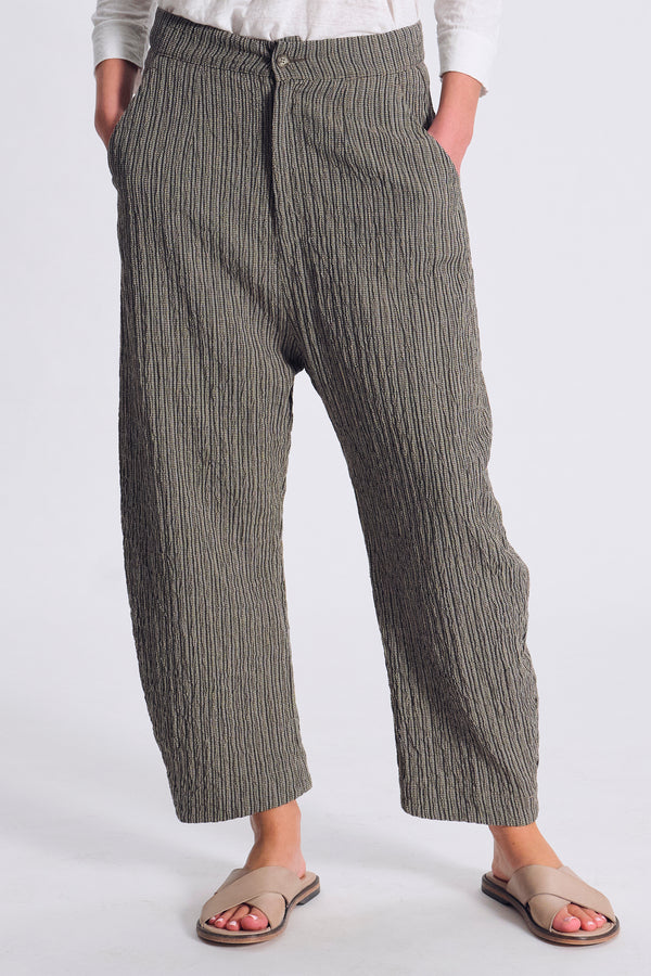 Pantalone dalla linea ampia e cavallo basso in misto cotone rigato goffrato | 1017.CFDTRCA101.16