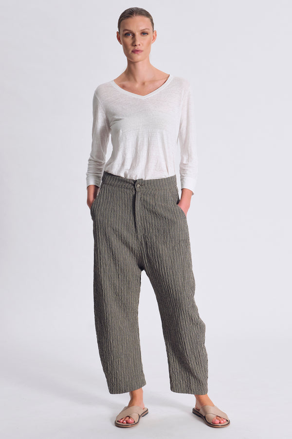 Pantalone dalla linea ampia e cavallo basso in misto cotone rigato goffrato | 1017.CFDTRCA101.16