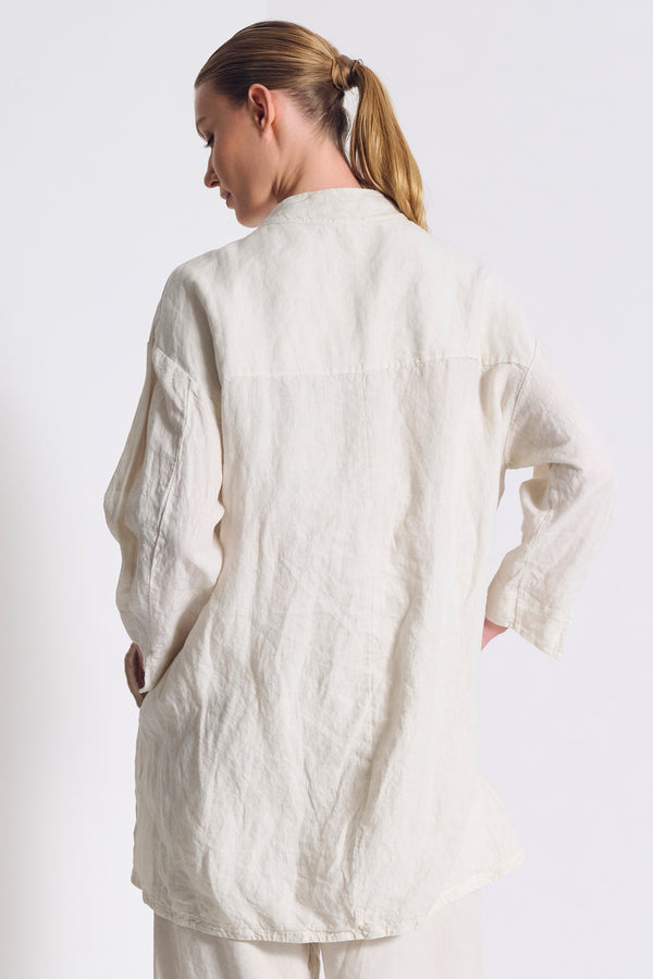 Giacca lunga di lino con collo a fascetta e grandi tasche a soffietto arrotondate | 1017.CFDTRCD1301.01