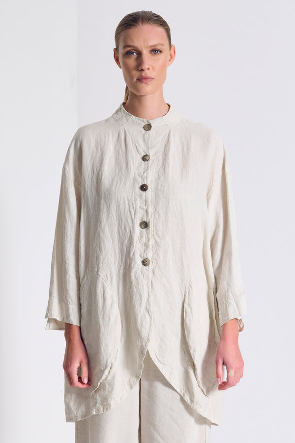 Giacca lunga di lino con collo a fascetta e grandi tasche a soffietto arrotondate | 1017.CFDTRCD1301.01