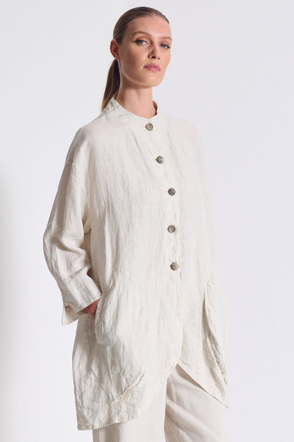 Giacca lunga di lino con collo a fascetta e grandi tasche a soffietto arrotondate | 1017.CFDTRCD1301.01
