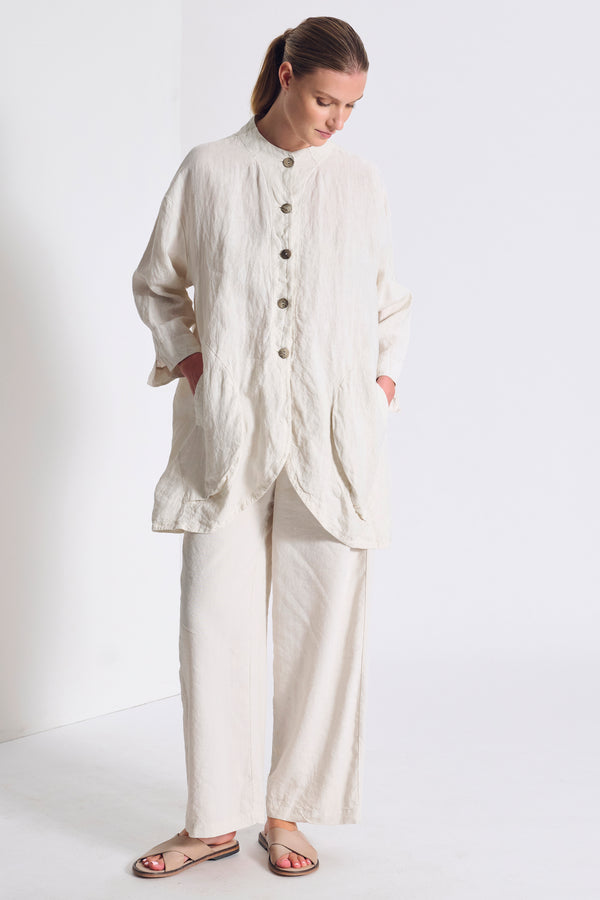 Giacca lunga di lino con collo a fascetta e grandi tasche a soffietto arrotondate | 1017.CFDTRCD1301.01