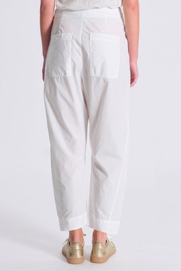 Comfort fit trousers in light cotton with patch pockets on the back | 1017.CFDTRCN231.00