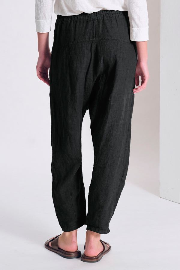 Low-crotch linen trousers with wide pockets and elastic waistband | 1017.CFDTRCD131.10