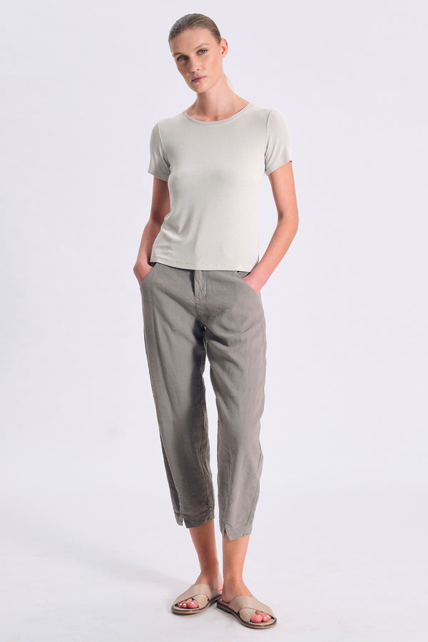 T-Shirt im Slim Fit, gerippt aus Stretch-Modal. Viskose-Georgette am Rundhals und am Ärmelsaum | 1017.CFDTRCI180.01