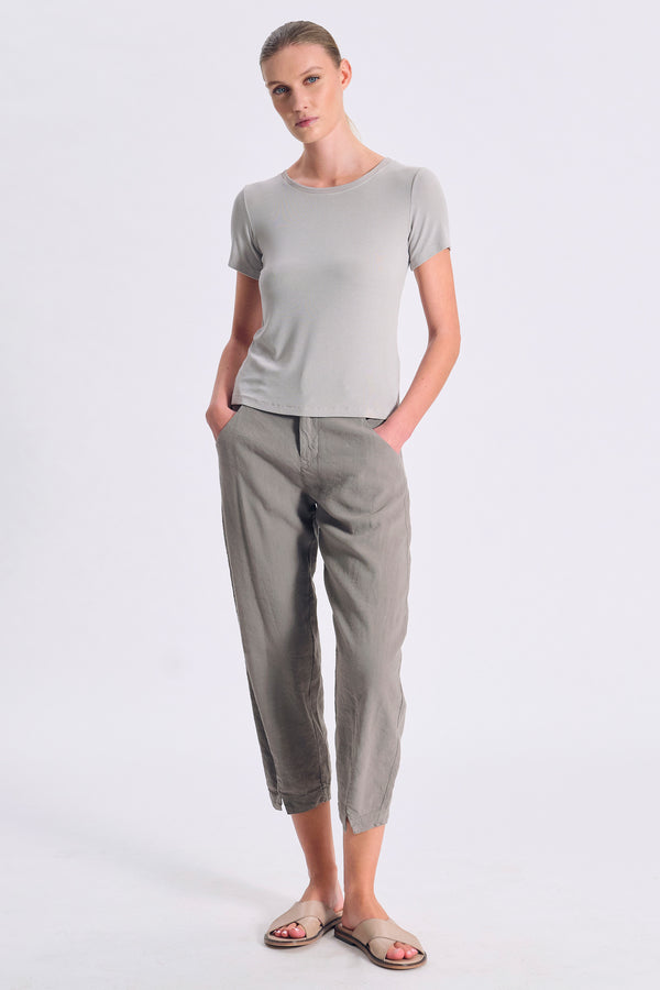 T-Shirt im Slim Fit, gerippt aus Stretch-Modal. Viskose-Georgette am Rundhals und am Ärmelsaum | 1017.CFDTRCI180.11