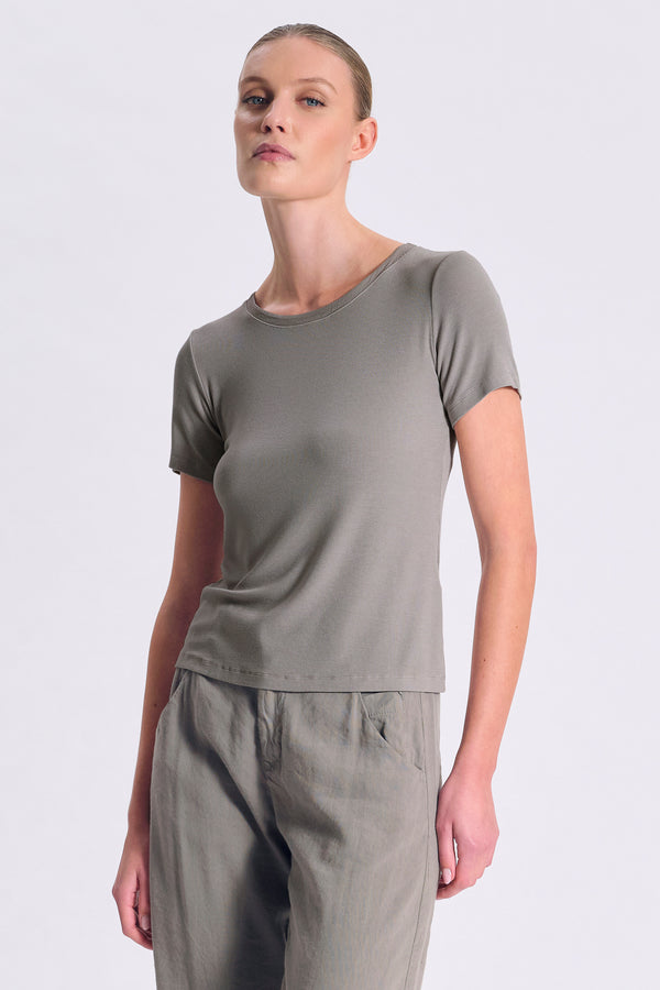 T-Shirt im Slim Fit, gerippt aus Stretch-Modal. Viskose-Georgette am Rundhals und am Ärmelsaum | 1017.CFDTRCI180.12