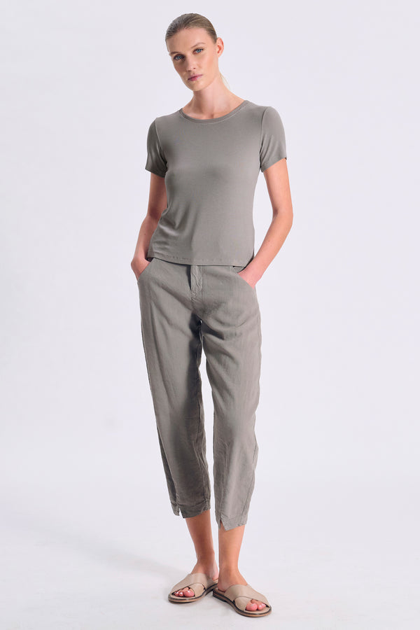 T-Shirt im Slim Fit, gerippt aus Stretch-Modal. Viskose-Georgette am Rundhals und am Ärmelsaum | 1017.CFDTRCI180.12