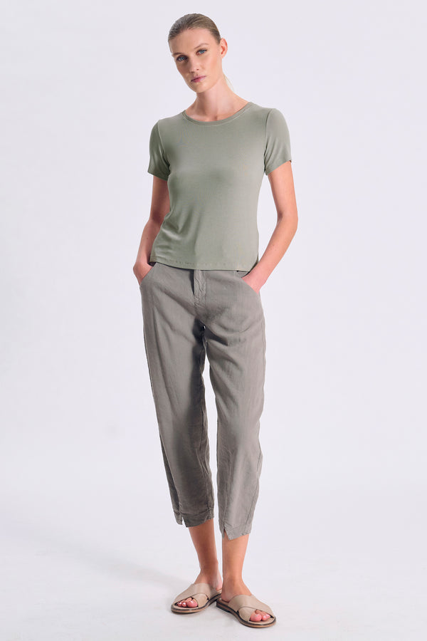 T-Shirt im Slim Fit, gerippt aus Stretch-Modal. Viskose-Georgette am Rundhals und am Ärmelsaum | 1017.CFDTRCI180.14