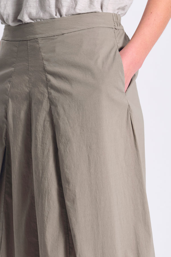 Gonna in popeline stretch dalla linea bombeè con pieghe sul davanti ed elastico dietro | 1017.CFDTRCM226.16