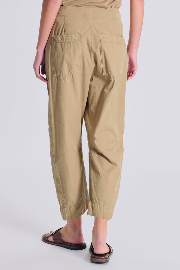 Pantalone comfort fit in tela di cotone con tasche a toppa dul retro | 1017.CFDTRCN231.03