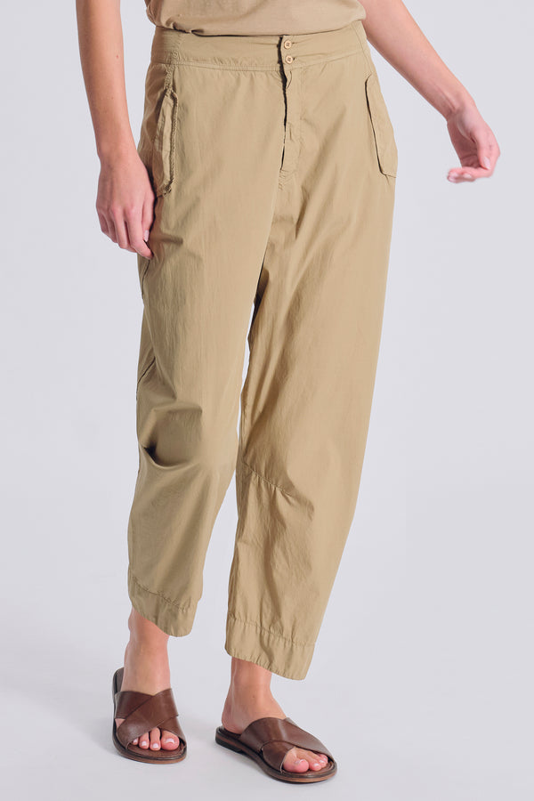 Pantalone comfort fit in tela di cotone con tasche a toppa dul retro | 1017.CFDTRCN231.03
